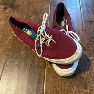 Vans off the wall lace up shoes in burgundy